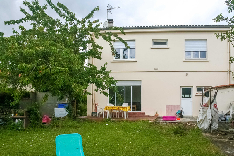 French property for sale in Saint-Jean-d'Angély, Charente-Maritime - &#8364;172,800 - photo 2