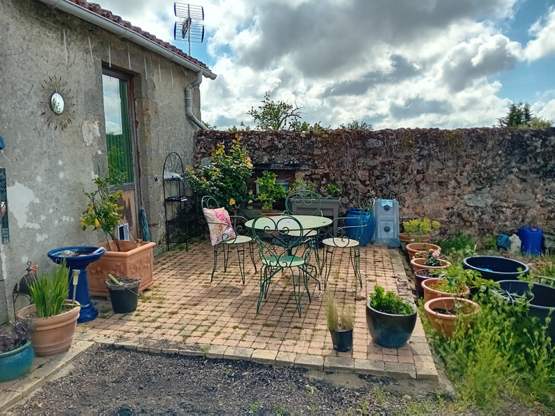 French property for sale in Sainte-Gemme, Deux-Sèvres - €302,659 - photo 2