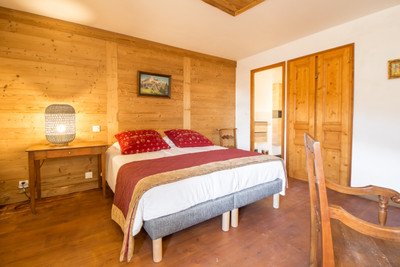 Magnificent 4 bedroom village chalet with clear views, for sale in the heart of the Three Valleys