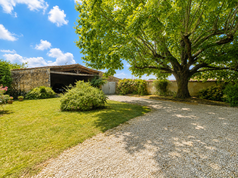 French property for sale in Écoyeux, Charente-Maritime - €489,720 - photo 2