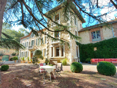 Stunning 6 bedroom chateau with outbuildings set in parkland in the Haute Garonne with views of the Pyrenees