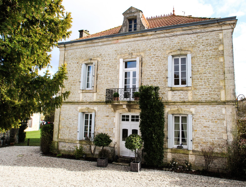 Maison à vendre à Coulonges, Charente - 503 500 € - photo 1