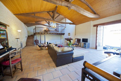 French property for sale in Salles-Lavalette, Charente - €349,800 - photo 3