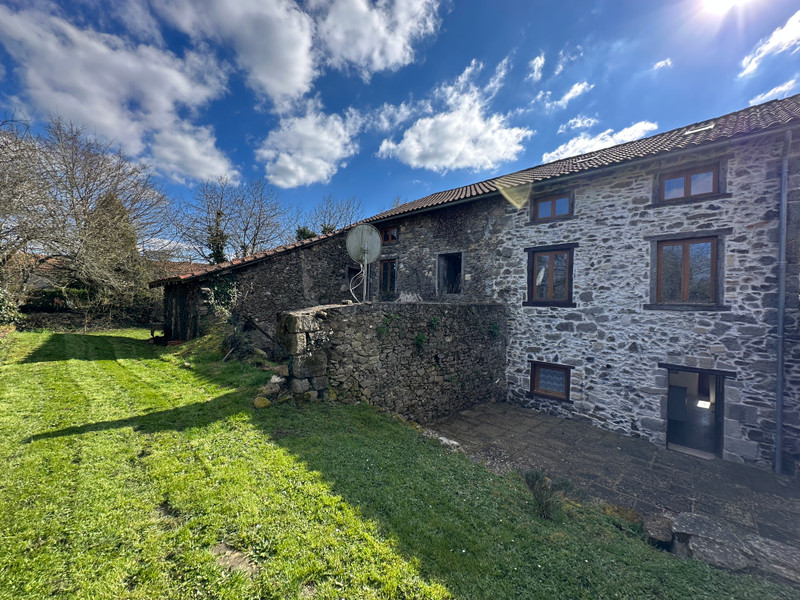 Maison à vendre à Roumazières-Loubert, Charente - 129.000 € - photo 1