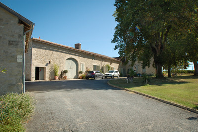 Elegant country house / chateau with 7 ha of Bordeaux Superieur vineyard estate