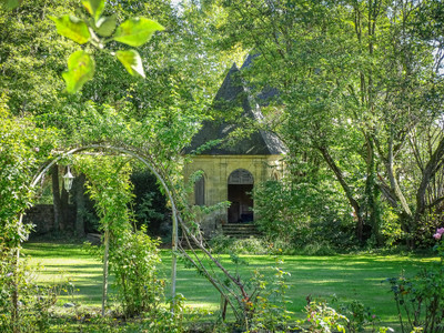 Périgord Noir , Charmant hôtel idyllique avec restaurant et logements de propriétaires au bord de la rivière.