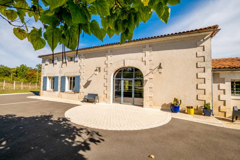 French property for sale in Édon, Charente - €385,000 - photo 1