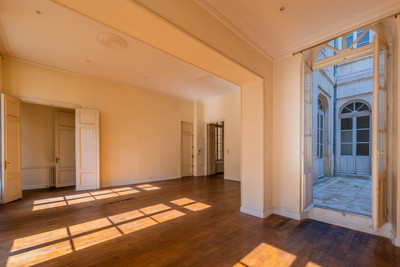 UNDER OFFER. Elegant 3-bedroom flat to renovate in the historic Hôtel de Saige