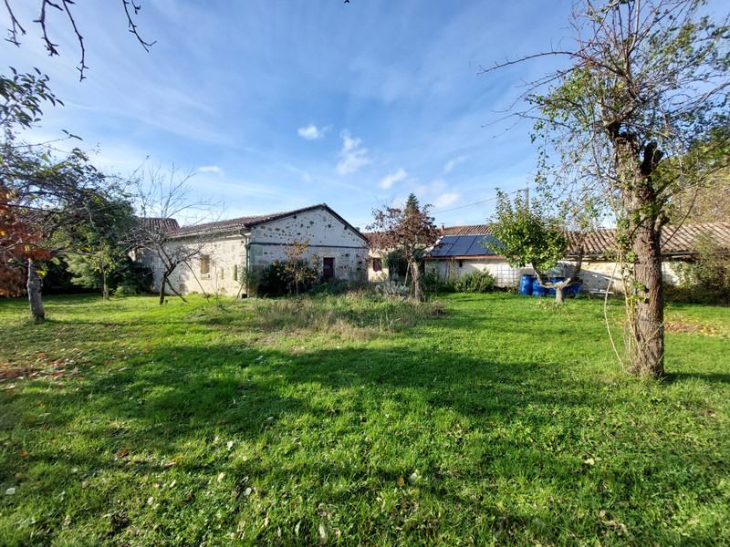 French property for sale in Vouzan, Charente - €170,000 - photo 5