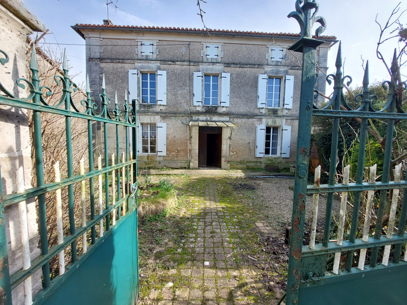 Maison à vendre à Dirac, Charente - 214.000 € - photo 1