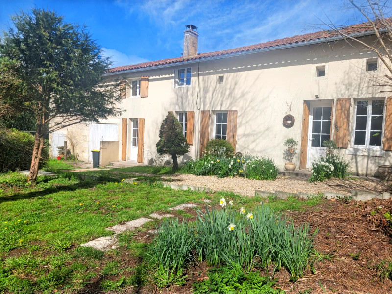 Propriété à vendre à Yviers, Charente - 189 000 €