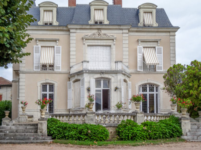 UNIQUE: Grand neoclassical period property  with stained glass windows offering 430 m² of quality living space,with two lounges, dining room, study, fitted kitchen, seven bedrooms, five bathrooms, games room, office. Cellar, attic and garden of 3000 m² with in ground swimming pool.